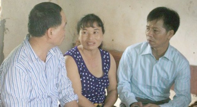 Vợ chồng Nguyễn Thị Chiến - Nguyễn Thanh Chấn (ngồi bên phải) trong ngày đoàn viên cùng người thân.