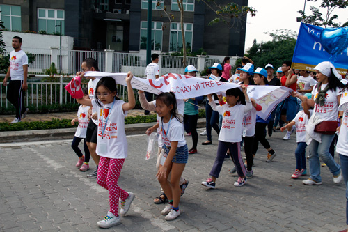 Trẻ em cũng tham gia chạy