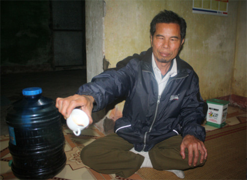 Nhiều năm nay, ông Đáo dùng bình thuốc tự ngâm trị các loại sâu bệnh trên cây trồng. Ảnh: Phan Dương.