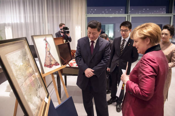 Thủ tướng Đức và Chủ tịch Trung Quốc xem bản đồ Trung Quốc cổ thế kỷ 18 do Jean-Baptiste Bourguignon d'Anville (Pháp) vẽ, tại Phủ Thủ tướng Đức ở Berlin tối 28.3 - Ảnh: Cơ quan báo chí chính phủ Đức (BPA)