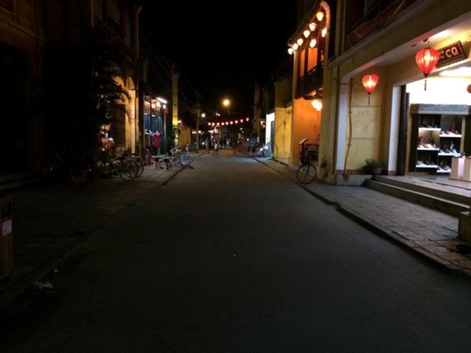 Đường phố được cho là vắng vẻ do Hội An quyết định thu phí. Đường phố được cho là vắng vẻ do Hội An quyết định thu phí.