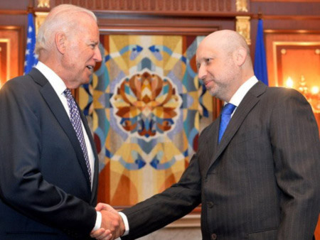 Tổng thống tạm quyền Ukraine Olexander Turchynov (phải) gặp Phó Tổng thống Mỹ Joe Biden. 
