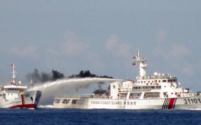 Hình ảnh tàu Trung Quốc dùng vòi rồng tấn công tàu Việt Nam khiến cộng đồng thế giới lên án. 