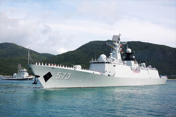 Trong khi đó khu trục hạm Liễu Châu Type 054A được coi là chiến hạm mạnh nhất của Trung Quốc. Liễu Châu có lượng giãn nước 4053 tấn, chiều dài 134 m, rộng 15,2m, mớn nước 5m, thủy thủ đoàn 190 người. Tàu có thể đạt tốc độ 27 hải lý/h, hành trình liên tục 3.800 hải lý với tốc độ 18 hải lý/h, hoạt động liên tục trên biển 15 ngày.