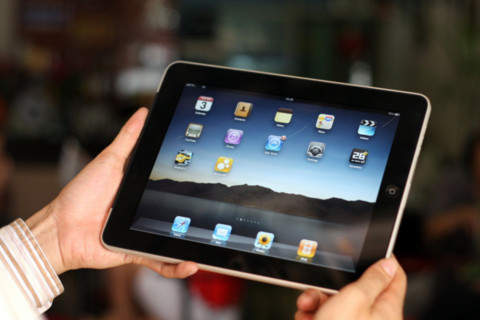 Dùng iPad ve vãn khách hàng
