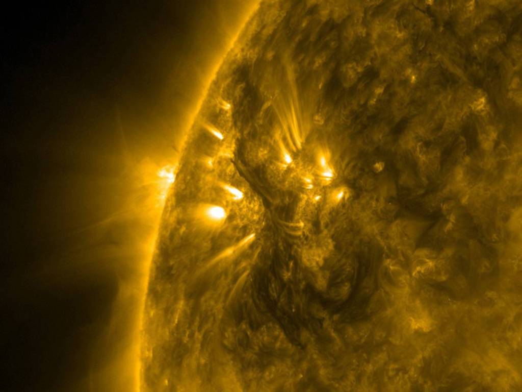 Bức ảnh do Solar Dynamics Observatory của NASA chụp ngày 18/5 cho             thấy cảnh tượng phun trào trên bề mặt cực nóng của Mặt trời
