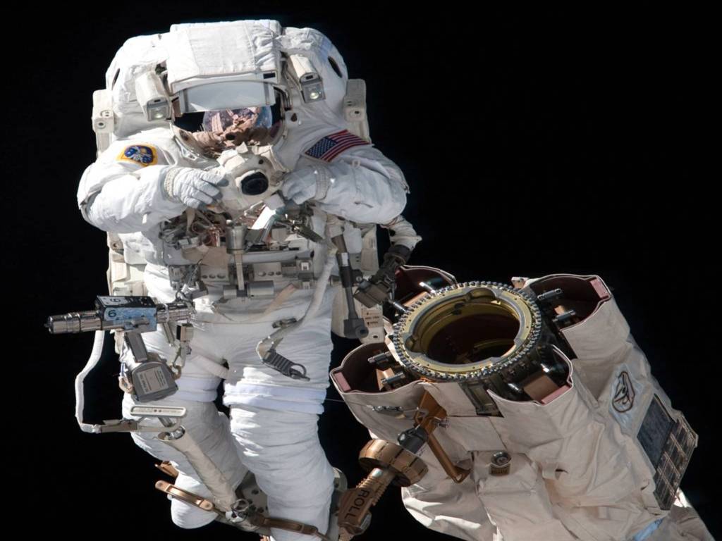 Nhà du hành vũ trụ Garrett Reisman đã thực hiện chuyến đi bộ ra             ngoài không gian ngày 17/5 để thay thế 6 tấm pin mặt trời cho trạm ISS,             lắp đặt thiết bị anten liên lạc thay thế và lắp đặt thêm các thiết bị             bên ngoài cho ISS.