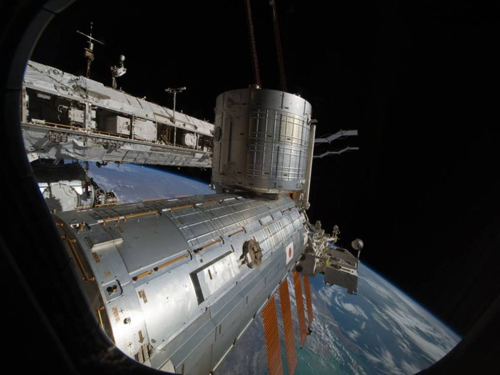 Hình ảnh trạm thí nghiệm không gian Kibo của Nhật Bản được chụp             vào ngày 23/5 khi tàu vũ trụ không gian Atlantis “viếng thăm” Trạm Vũ             trụ Quốc tế ISS. Đây là một bộ phận cấu thành của trạm ISS và được gọi             là trạm vũ trụ cao nhất của Nhật Bản.