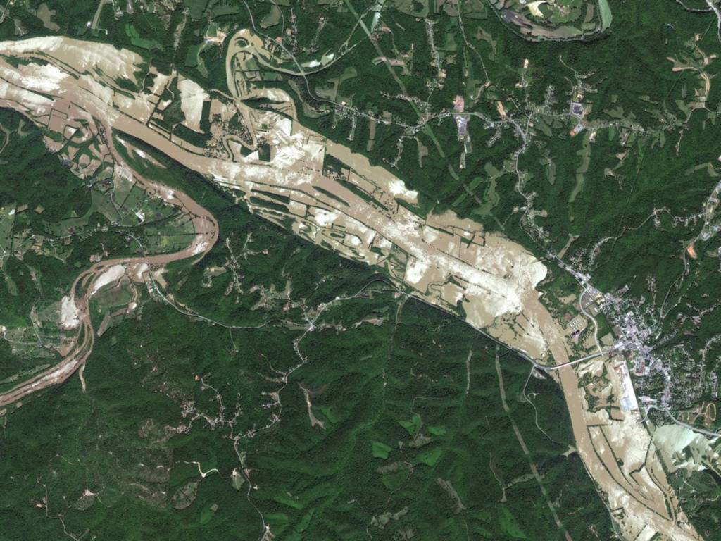 Cảnh tượng ngập lụt ở phía Bắc Nashnille, bang Tenneessee Mỹ đã             được vệ tinh DigitalGlobe ghi lại từ không gian ngày 5/5. Trận lụt khiến             ít nhất 29 người chết và gây ra nhiều thiệt hại khác về vật chất.