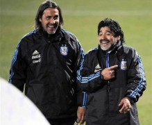 Maradona thôi làm HLV trưởng Argentina