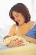 Nuôi bé bằng sữa mẹ ngoài 6 tháng giúp trẻ phát triển tầm lý tốt hơn