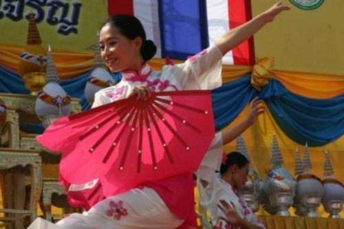 Các học viên Pháp Luân Đại Pháp thực hiện màn múa cổ điển Trung Quốc tại Băng Cốc, Thái Lan