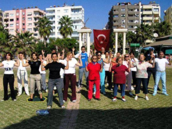 Các học viên Pháp Luân Công tại Thổ nhĩ kỳ tập hợp tại một công viên để tập các bài Công pháp