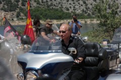 Putin dẫn đầu đội quái xế Harley Davison