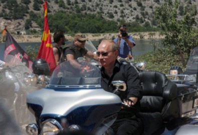 Putin dẫn đầu đội quái xế Harley Davison