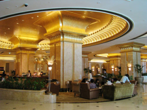Emirates Palace Hotel là khách sạn 7 sao đầu tiên trên thế giới với chi phí xây dựng 3 tỷ USD trên mảnh đất rộng 850.000m2.