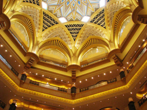 Emirates Palace Hotel có 302 phòng và 92 phòng Suites. Khách sạn còn có 16 phòng Palace Suites ngự trên tầng 6 và tầng 7 và 22 căn hộ 3 phòng ngủ dành riêng cho các nguyên thủ.