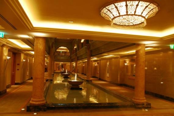 Tầng trên cùng của khách sạn còn có 6 phòng đặc biệt dành riêng để phục vụ cho các ông Vua và gia đình hoàng gia của Các tiểu vương quốc Ả Rập.