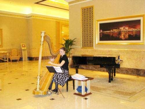 Giá thuê phòng ở  Emirates Palace Hotel vào khoảng 400-11.5000 USD/đêm.