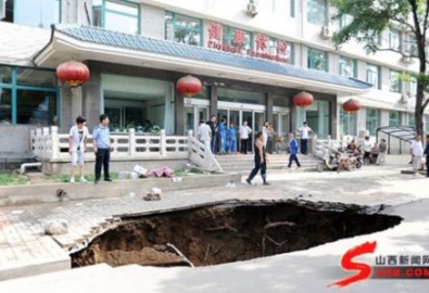 Bệnh viện Trung Quốc đổ sập vì 'hố địa ngục'
