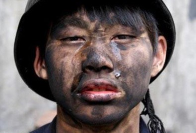 Cảm động cậu bé cực nhọc làm than chữa bệnh cho mẹ