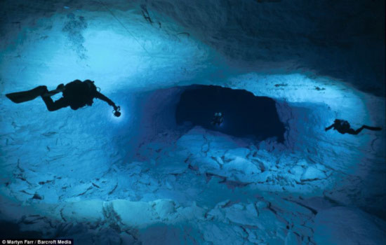 Chinh phục hang nước ngầm sâu nhất thế giới