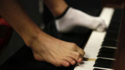 Chơi piano bằng ngón chân