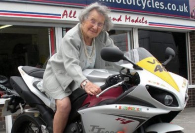 Cụ bà 102 tuổi cưỡi Yamaha của Valentino Rossi