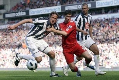 Liverpool trầy trật giữ ba điểm ở lại Anfield