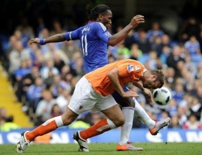 Blackpool (áo cam) từng gây ra những bất ngờ, nhưng trước Chelsea quá mạnh, họ không thể làm gì nhiều.