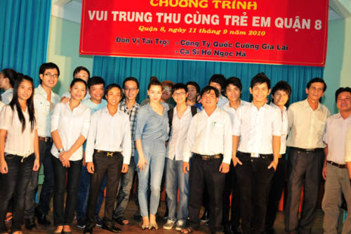 Hồ Ngọc Hà sánh đôi Cường đô la đi tặng quà trung thu