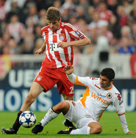 Bayern xứng đáng thắng đậm hơn nếu xét đến thế trận vượt trội mà họ tạo ra trước Roma (áo trắng). Ảnh: AFP.