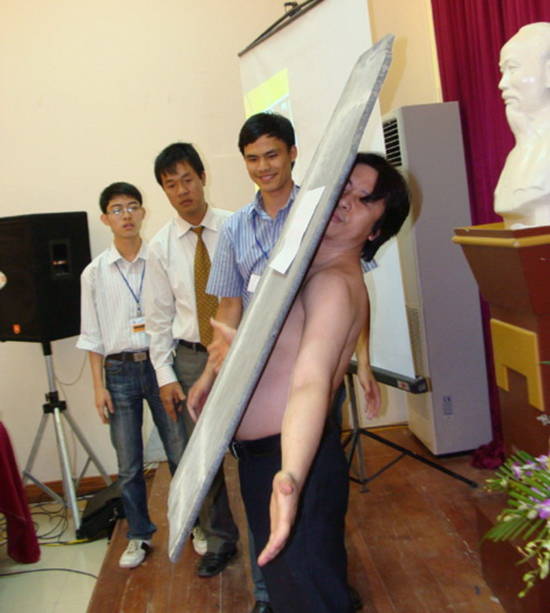 “Người nam châm” hút phiến đá 42kg, phá kỷ lục Việt Nam