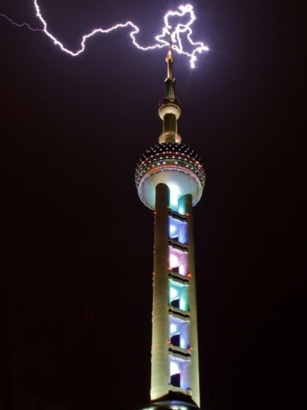Một tia chớp nháy trên đỉnh tháp Oriental Pearl TV ở thành phố Thượng Hải, Trung Quốc