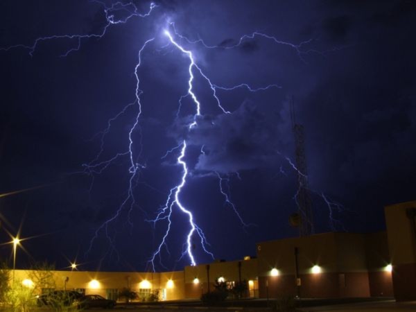 Một cơn bão đi qua phía sau tòa án quận Cochise ở Arizona. Mặc dù nằm ở khu vực khô hạn của nước Mỹ nhưng miền đông nam tiểu bang Arizona vẫn đón trung bình khoảng 30-40 cơn dông mỗi năm