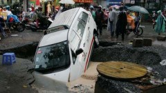 Taxi cắm đầu xuống ‘hố địa ngục’ giữa Sài Gòn