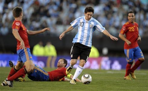 Tevez chói sáng, Argentina thắng đậm Tây Ban Nha
