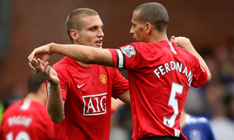 Rio Ferdinand thường xuyên vắng mặt vì chấn thương, Neville xuống phong độ, băng thủ quân vì thế thuộc về Vidic.