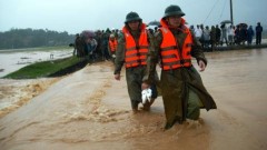10 tấn hàng cứu trợ mắc kẹt trong nước lũ miền Trung