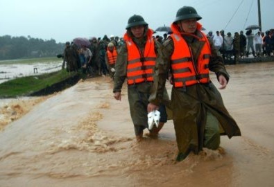 10 tấn hàng cứu trợ mắc kẹt trong nước lũ miền Trung