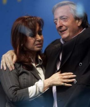 101027231908-677-504 Cựu Tổng thống Argentina Nestor Kirchner và vợ, đương kim Tổng thống Cristina Fernandez de Kirchner.