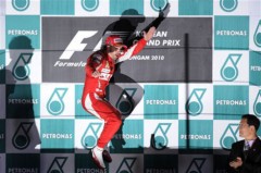 Alonso chiếm ngôi đầu khi bộ đôi Red Bull gặp sự cố