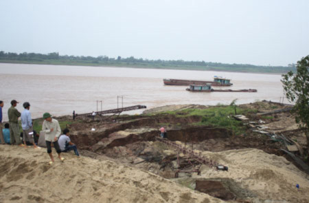 Bờ đê sông Hồng bị sạt lở nghiêm trọng, Tin tức trong ngày, đê sông Hồng, sạt lở, nhà sập, tài sản, cuốn trôi, ngôi nhà