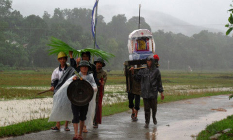 Chùm ảnh: Đau thương trải khắp vùng lũ, Tin tức trong ngày, lũ miền Trung, lũ lụt, bão lũ, lũ lịch sử, quần đảo Hoàng Sa, bão Megi, thiệt hại