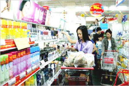 Người tiêu dùng mua hàng Việt Nam tại siêu thị
