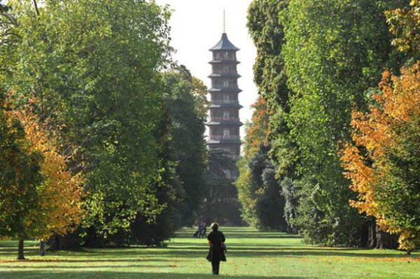 Một ngôi chùa ở Kew Gardens , London, chìm trong cây và nắng mùa thu. Một ngôi chùa ở Kew Gardens , London, chìm trong cây và nắng mùa thu.