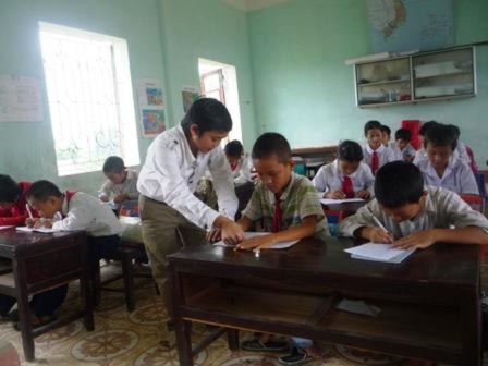 Với chiều cao khiêm tốn, nhưng thầy Quang vẫn tự tin là người thầy đúng nghĩa giảng dạy cho gần 400 học sinh trường tiểu học Hoằng Thái Với chiều cao khiêm tốn, nhưng thầy Quang vẫn tự tin là người thầy đúng nghĩa giảng dạy cho gần 400 học sinh trường tiểu học Hoằng Thái
