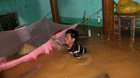 Nhà của người dân ở Hương Khê (Hà Tĩnh) ngập quá nửa - (Ảnh: Tuổi Trẻ)