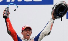 Jorge Lorenzo lần đầu tiên vô địch thế giới MotoGP