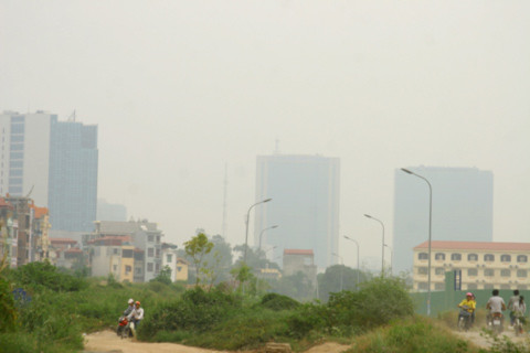 Khói mù bao phủ khắp không gian